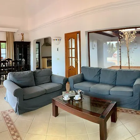 Marta Villa *